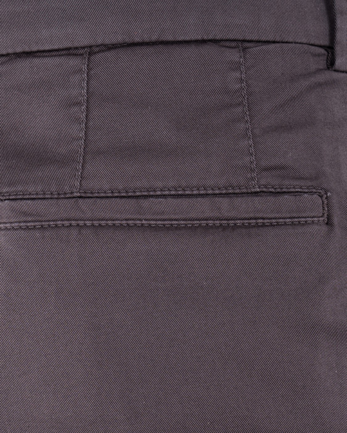 shop BRUNELLO CUCINELLI  Pantalone: Brunello Cucinelli pantaloni leisure fit in gabardina di cotone.
Chiusura a zip con bottone, gancetto in metallo e controbottone.
Tasche frontali "americane".
Pince.
Tasche posteriori a filetto.
Fondo 18 cm.
Leisure fit: cavallo e bacino sono morbidi e i volumi sulla gamba sono affusolati.
Composizione: 97% COTONE, 3% ELASTAN.
Made in Italy.. M289LE1950-C6015 number 6740721